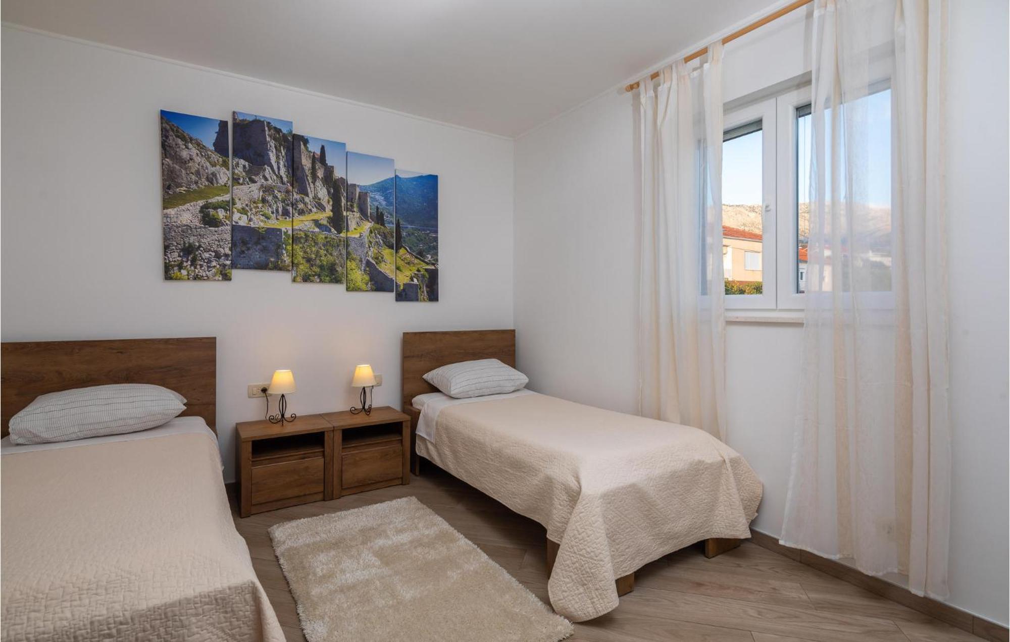 Cozy Home In Zrnovnica With Wifi Esterno foto